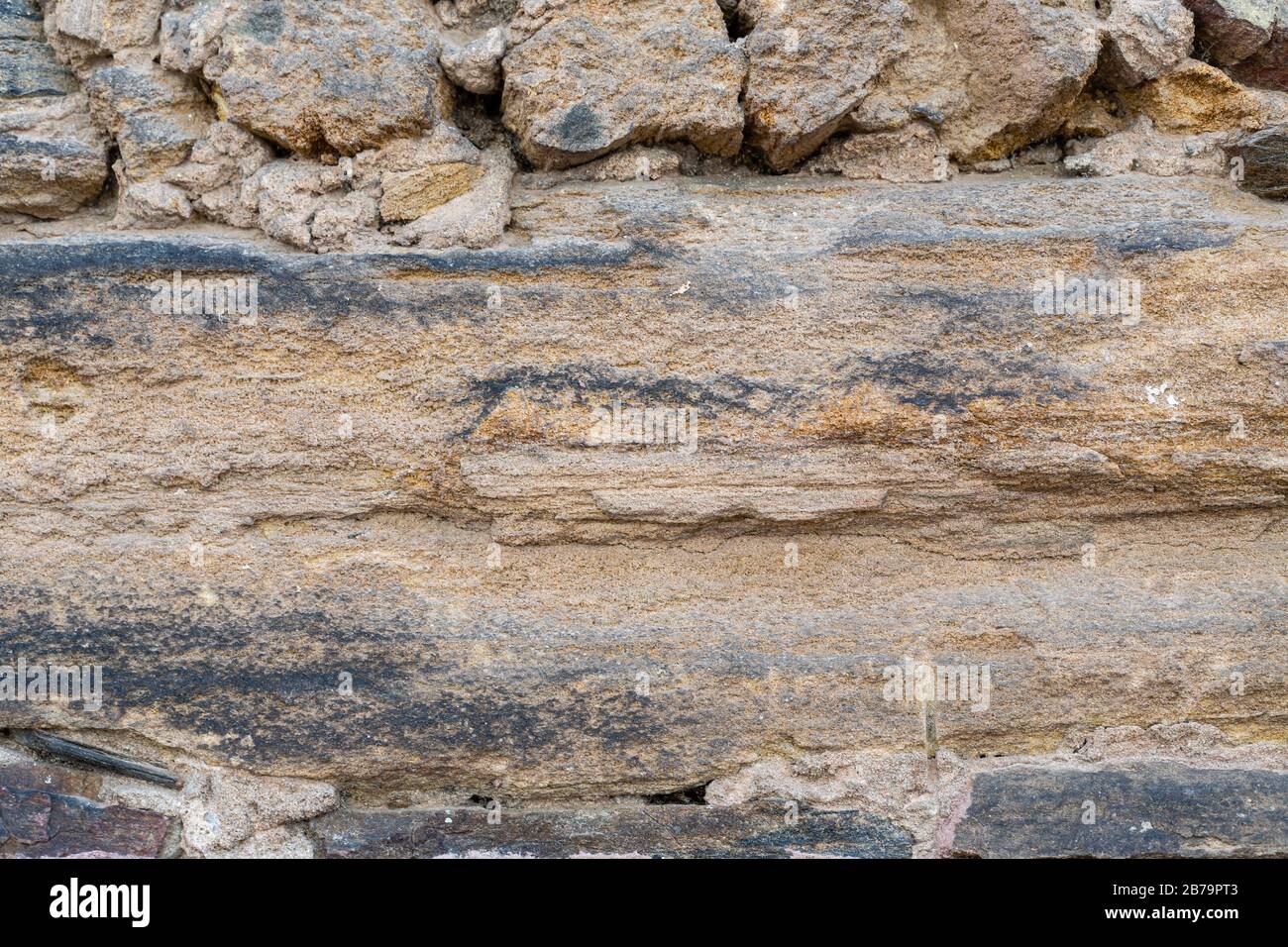 Steinmauern. Schöner und interessanter Hintergrund. Grober Aufbau. Mossy Stein. Alte Wand. Braun und Schwarz. Stockfoto