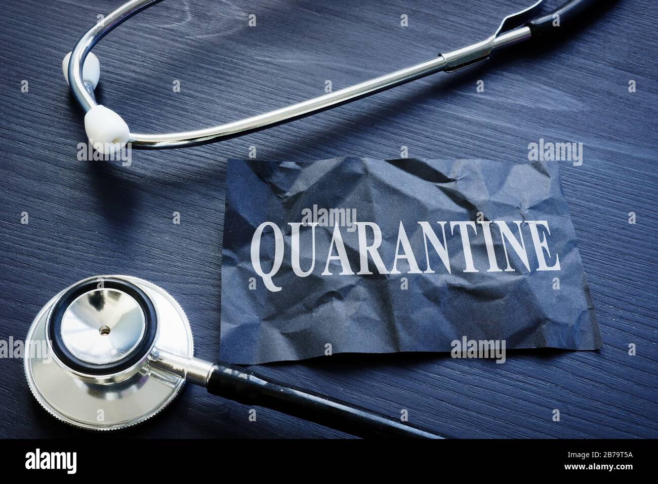 Stethoskop und die Beschriftung Quarantäne. Epidemischer Schutz durch Coronavirus. Stockfoto