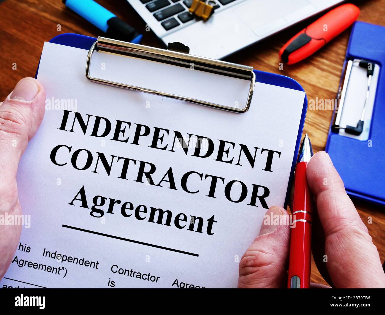 Man unterschreibt Die Vereinbarung Mit Unabhängigen Auftragnehmern per PEN. Stockfoto