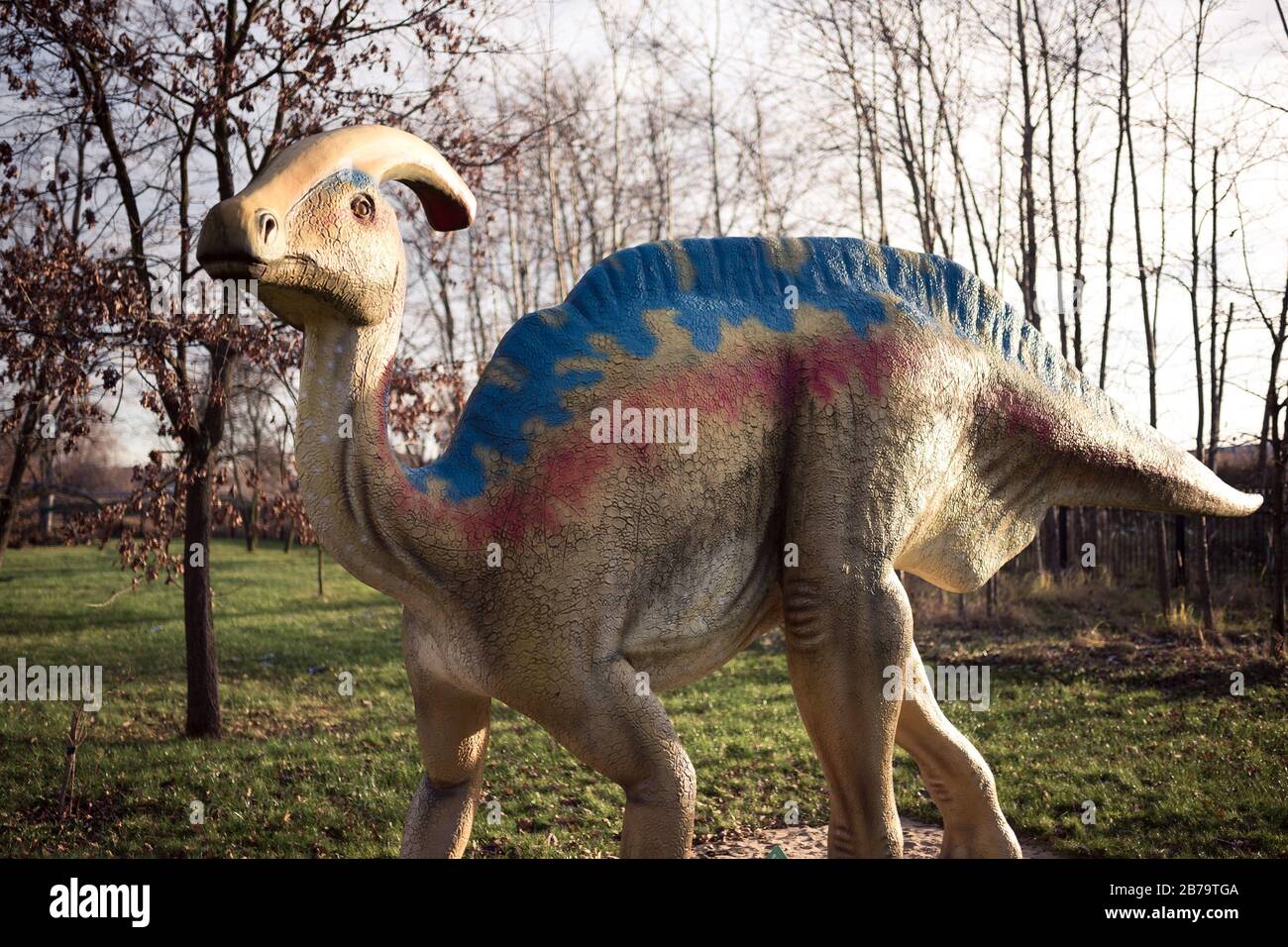 LUBIN, POLEN - 11. DEZEMBER 2017 - realistisches Modell des Dinosaurierparasaurolophus im Park Wroclawski. Der Park ist eine bekannte Touristenattraktion für Kinder Stockfoto