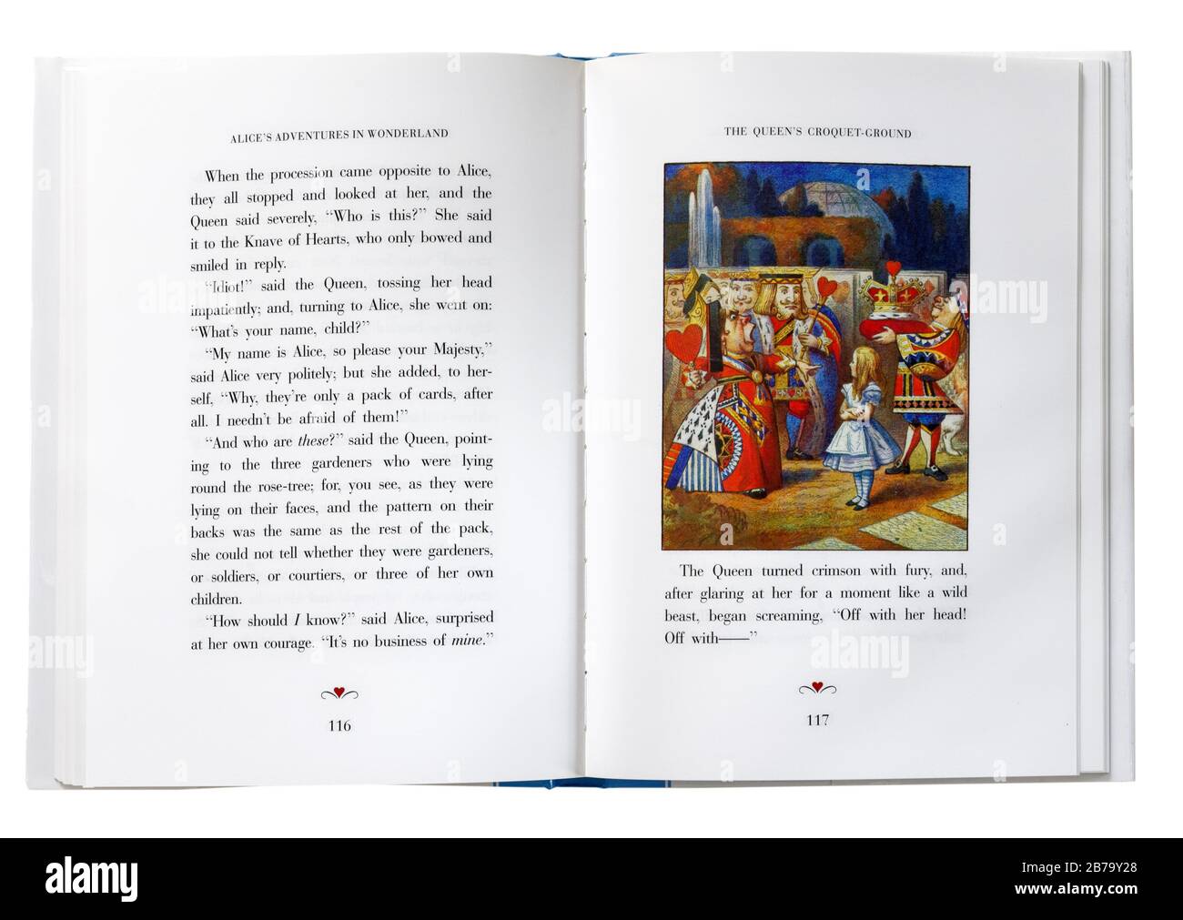 Alice im Wunderland von Lewis Carroll, offen bei einer Illustration von Alice und der Königin der Herzen. Stockfoto