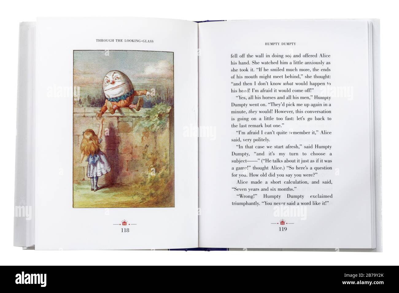 Alice durch das aussehende Glas von Lewis Carroll, offen bei einer Illustration von Alice und der Humpty Dumpty Stockfoto