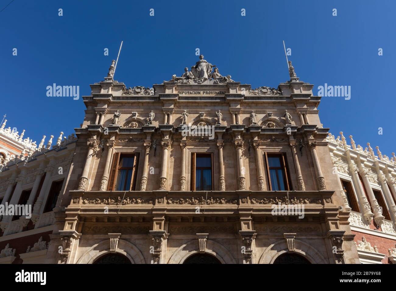 Fassade des Gebäudes der spanischen Stadt La Diputacion provinciale de Palencia Stockfoto