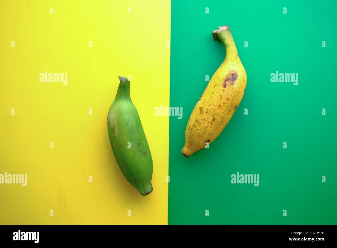 Hellgelber Hintergrund mit Bananenbündel Stockfoto