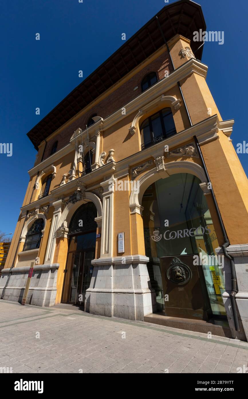 Palencia, Spanien; März/03/2020; Nizza-Gebäude der Poststelle Correos in der Stadt Palencia, Spanien Stockfoto