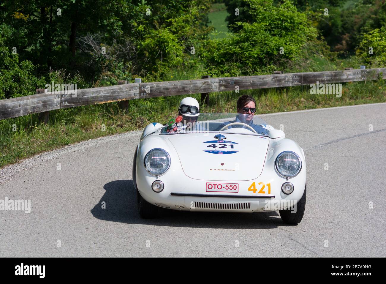 PESARO COLLE SAN BARTOLO, Italien, 17. Mai - 2018: PORSCHE 550 Spyder 1500 RS 1955 auf einem alten Rennwagen Rallye Mille Miglia 2018 die berühmten italienischen Stockfoto