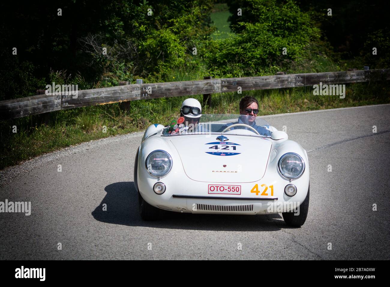 PESARO COLLE SAN BARTOLO, Italien, 17. Mai - 2018: PORSCHE 550 Spyder 1500 RS 1955 auf einem alten Rennwagen Rallye Mille Miglia 2018 die berühmten italienischen Stockfoto