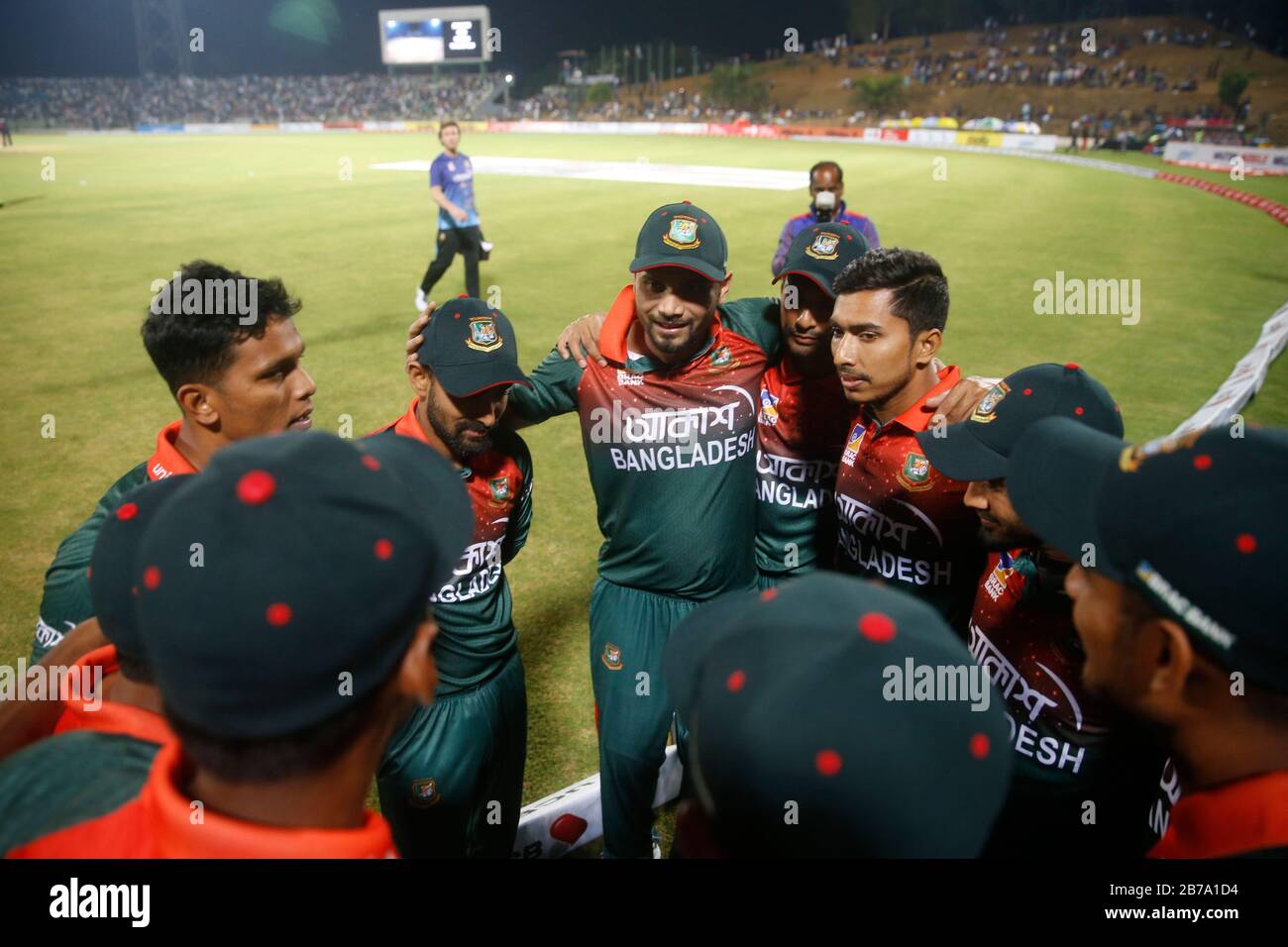 Letzte Hürde des Teams in Bangladesch, angeführt vom scheidenden Kapitän Mashrafe bin Mortaza (C) beim dritten ODI-Spiel gegen Simbabwe in SICS, Sylhet, Banglades Stockfoto