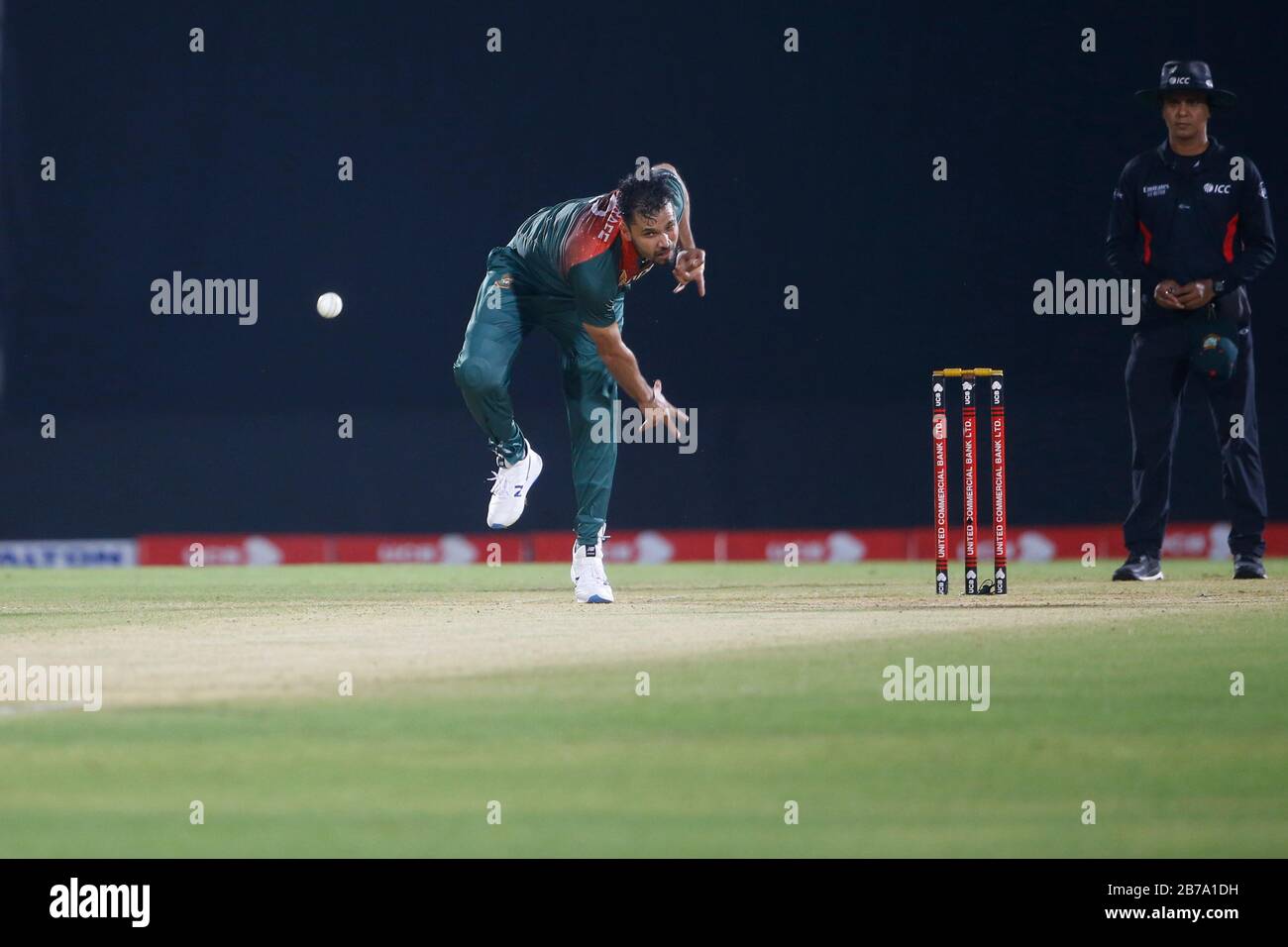 Kapitän des nationalen Cricket-Teams in Bangladesch für ODI-Match Mashrafe bin Mortaza (L) Bowl, als er von Captaincy zurücktritt, nachdem er das dritte ODI gegen Z gewonnen hatte Stockfoto