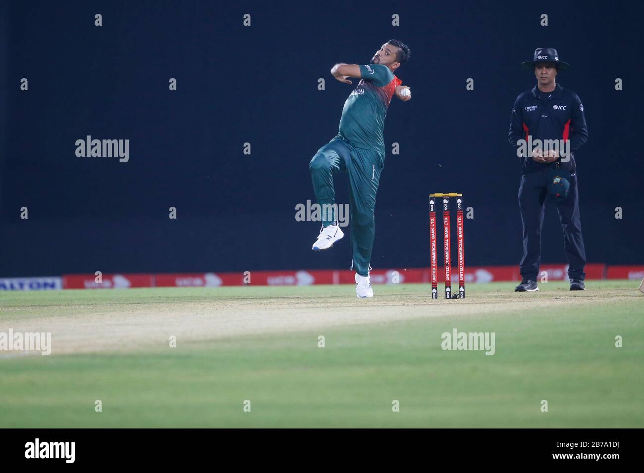 Kapitän des nationalen Cricket-Teams in Bangladesch für ODI-Match Mashrafe bin Mortaza (L) Bowl, als er von Captaincy zurücktritt, nachdem er das dritte ODI gegen Z gewonnen hatte Stockfoto