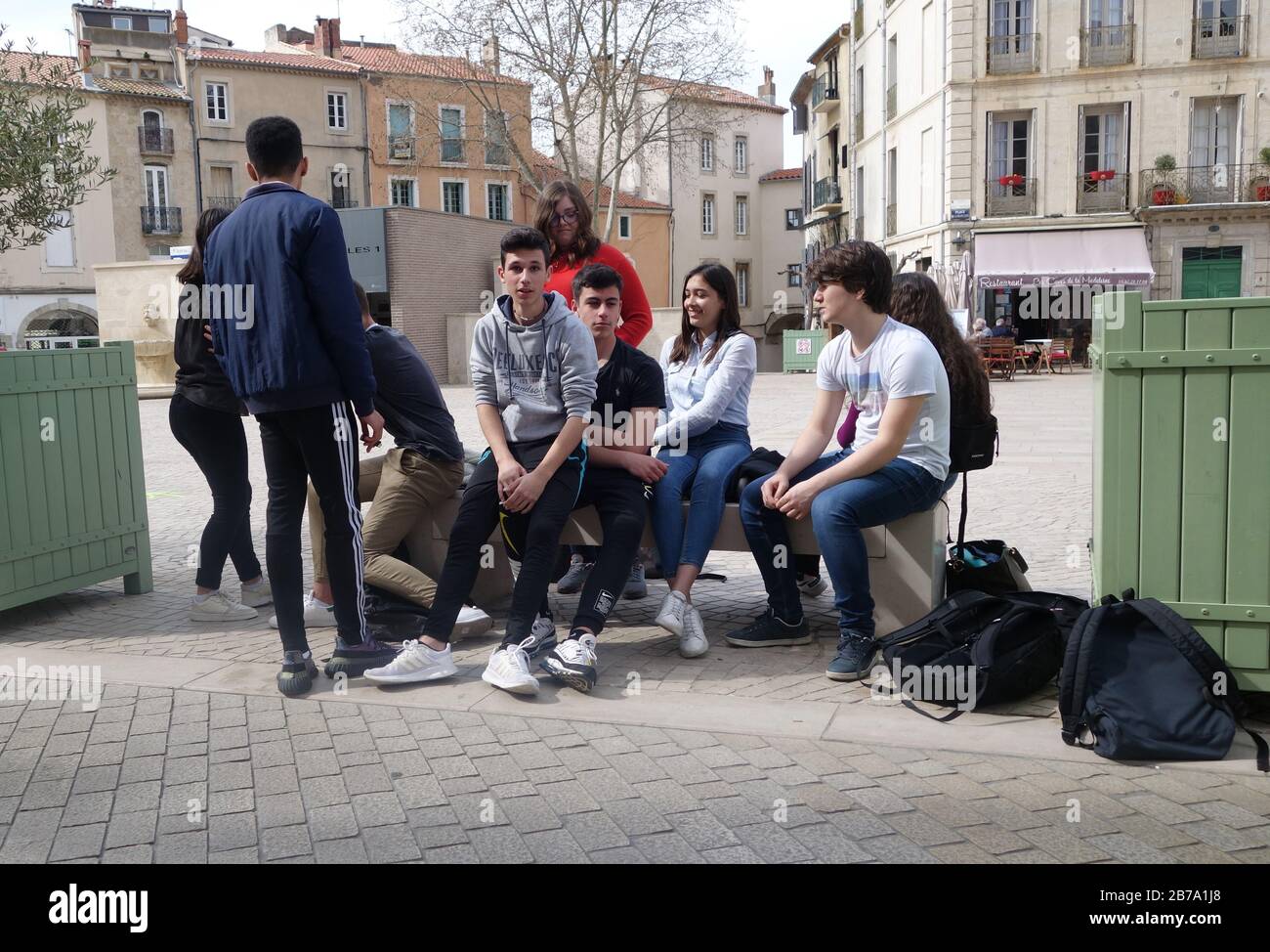 Französische Teenager-Studenten geselligen sich in Beziers, Südfrankreich Stockfoto