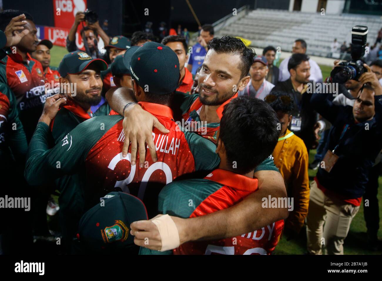 Kapitän des nationalen Cricket-Teams in Bangladesch für ODI-Match Mashrafe bin Mortaza umarmt seine Treffen (C), als er von Captaincy zurücktritt, nachdem er das dritte ODI gewonnen hat Stockfoto