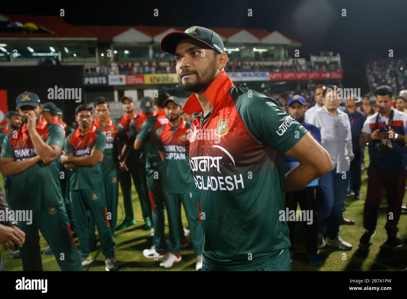 Kapitän des nationalen Cricket-Teams in Bangladesch für ODI-Match Mashrafe bin Mortaza (L) tritt von Captaincy zurück, nachdem er das dritte ODI gegen Simbabwe gewonnen hat Stockfoto