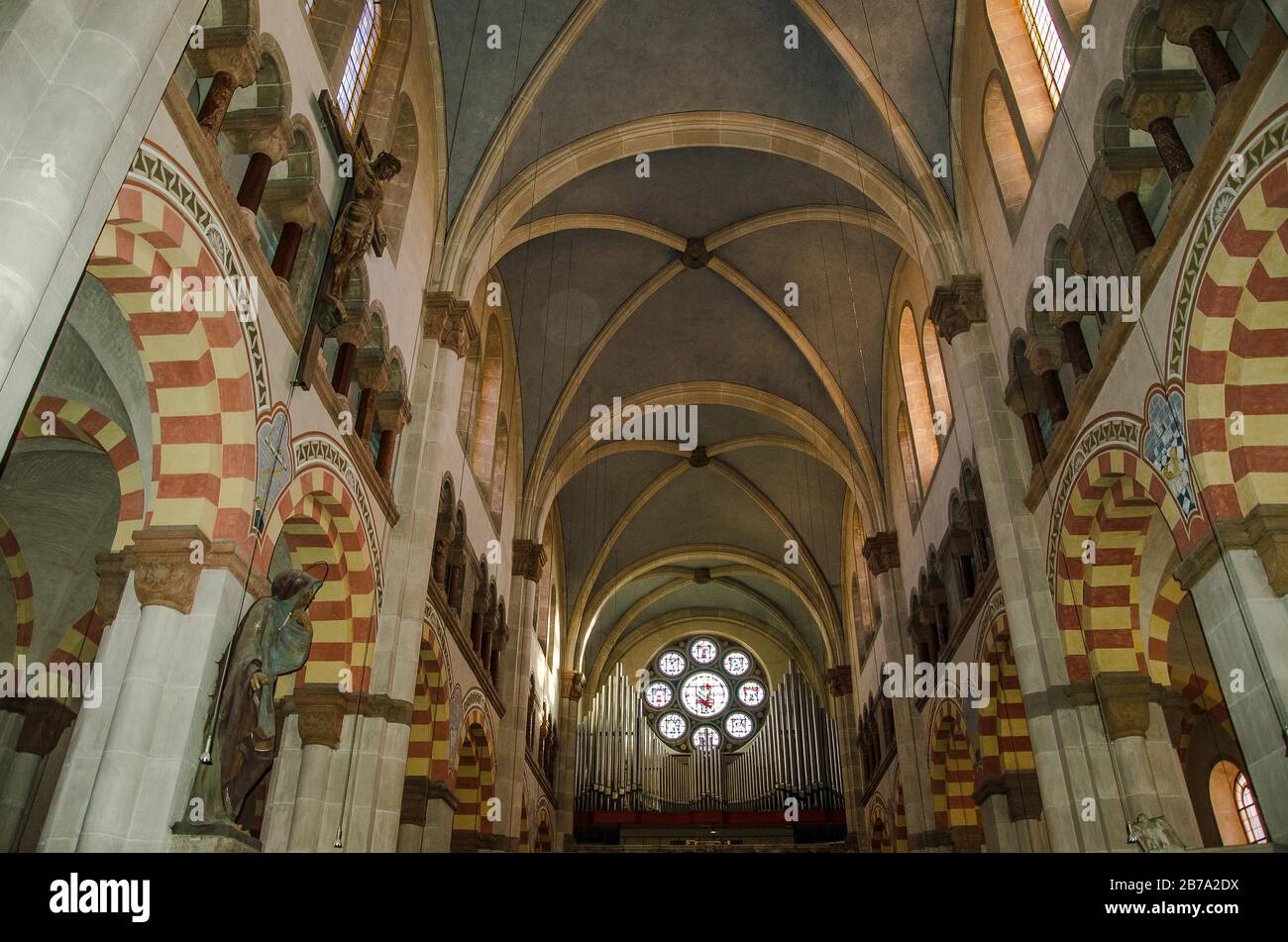 St. Benno befindet sich in München. Die große Kirche wurde in den Jahren von 1888-1895 nach Entwurf von Leonhards Romeis im Stil des Romanik Revivals erbaut. Stockfoto