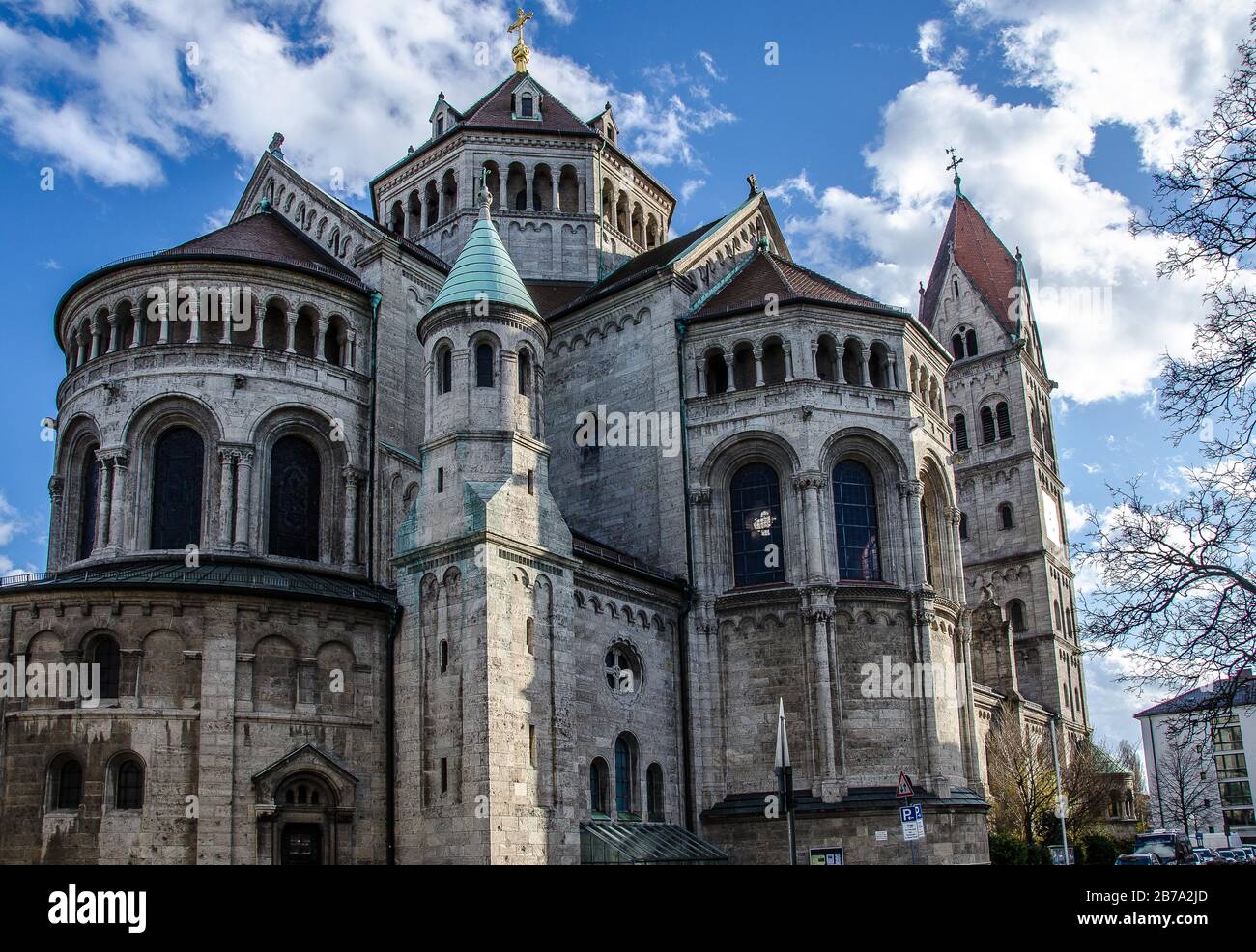 St. Benno befindet sich in München. Die große Kirche wurde in den Jahren von 1888-1895 nach Entwurf von Leonhards Romeis im Stil des Romanik Revivals erbaut. Stockfoto