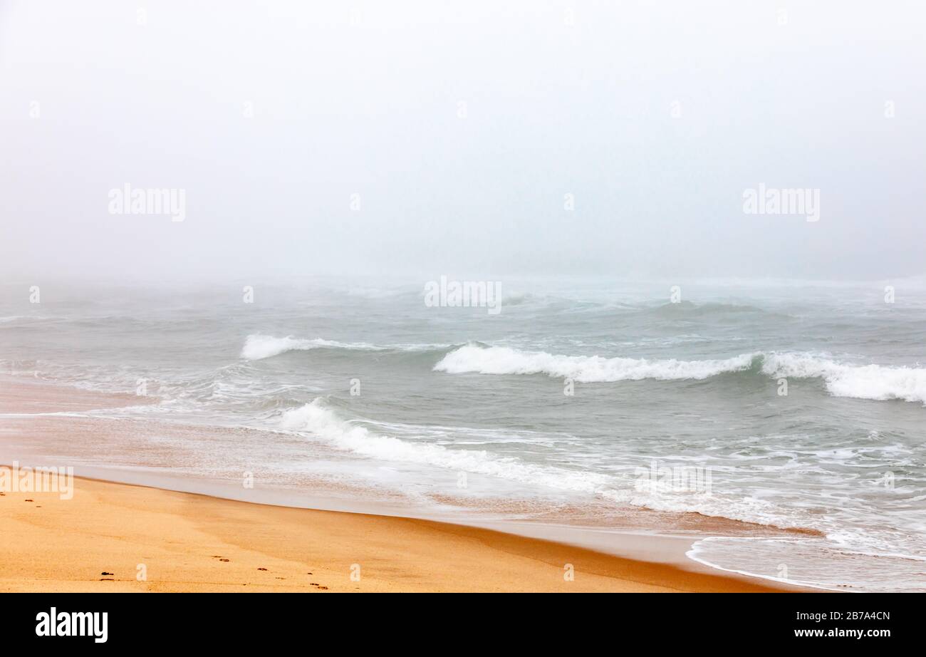 Surfen Sie am Two Mile Hollow Beach an einem nebligen Tag, East Hampton, NY Stockfoto