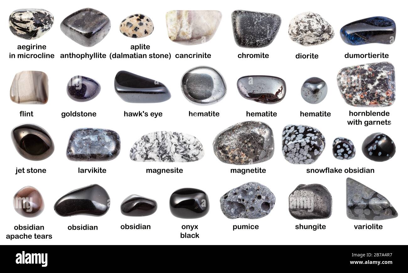 Satz verschiedener dunkler Edelsteine mit Namen (Magnesit, Hämatit, Obsidian, Magnetit, Hornblende, Shungit, , Onyx, Feuerstein, Diorit, Chromit, Anthophyll Stockfoto