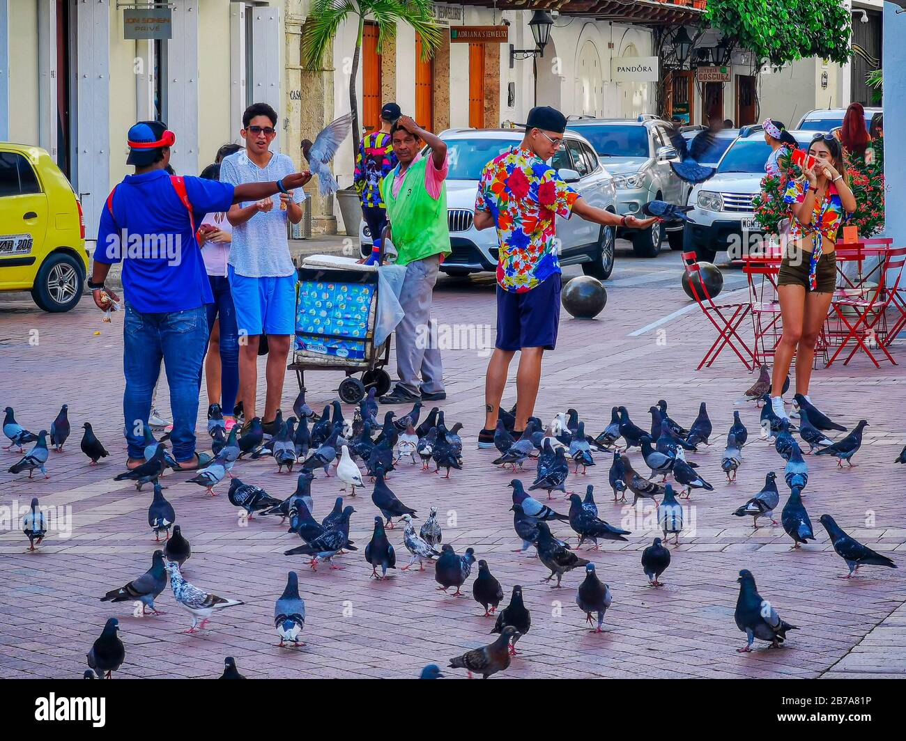 Cartagena, KOLUMBIEN - 09. NOVEMBER 2019: Bunte Gebäude in einer Straße der Altstadt von Cartagena Cartagena de Indias in Kolumbien Stockfoto