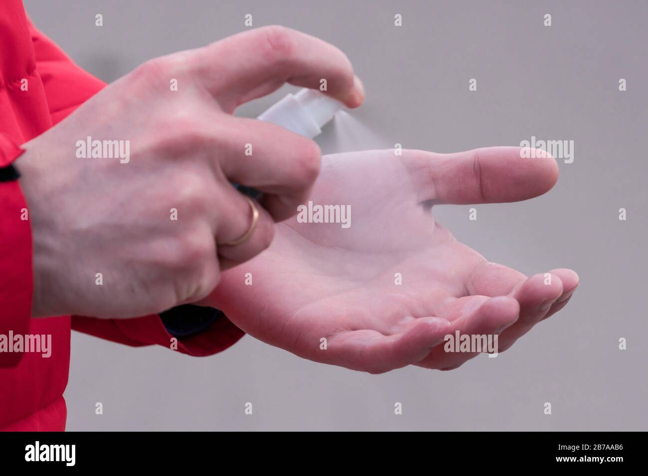 Nahaufnahme der männlichen Hand mit antiseptischem oder antibakteriellen Spray. Desinfizieren der Hände. Konzept der Gesundheitsversorgung während einer Epidemie oder Pandemie Stockfoto Nahaufnahme der männlichen Hand mit antiseptischem oder antibakteriellen Spray. Desinfizieren der Hände. Konzept der Gesundheitsversorgung während einer Epidemie oder Pandemie Stockfoto