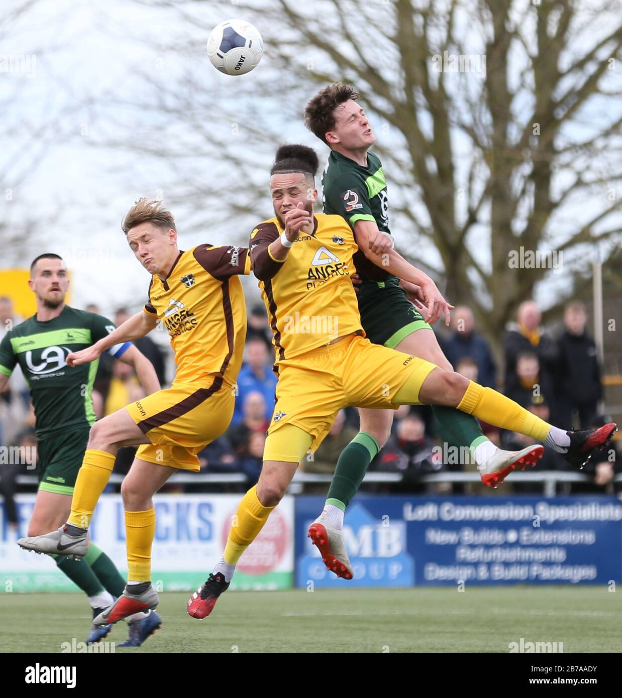 Sutton, ENGLAND - 14. MÄRZ Louis John von Sutton United, Ben Wyatt von Sutton United und Luke Molyneux von Hartlepool United für den Kopf während des Spiels der Vanarama National League zwischen Sutton United und Hartlepool United im Knights Community Stadium, Gander Green Lane, Sutton am Samstag, den 14. März 2020. (Kredit: Jacques Feeney / MI News) Foto darf nur für redaktionelle Zwecke in Zeitungen und/oder Zeitschriften verwendet werden, Lizenz für kommerzielle Nutzung erforderlich Kredit: MI News & Sport /Alamy Live News Stockfoto