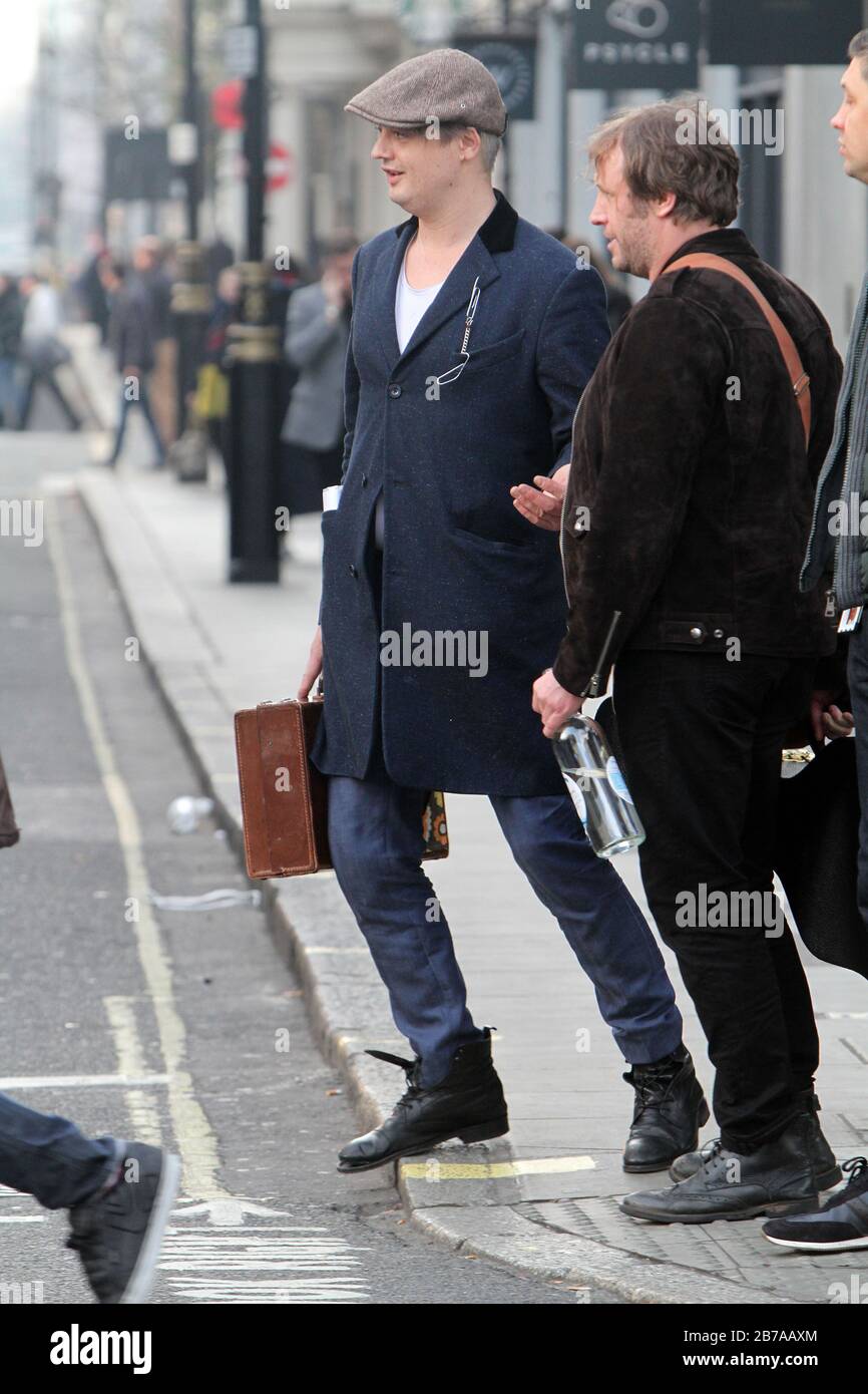 Pete Doherty schleudert in der Regents Street des West End unter den weihnachtskäufern in seiner flachen Kappe, nachdem er live auf BBC auftrat. Dezember 2016 Stockfoto