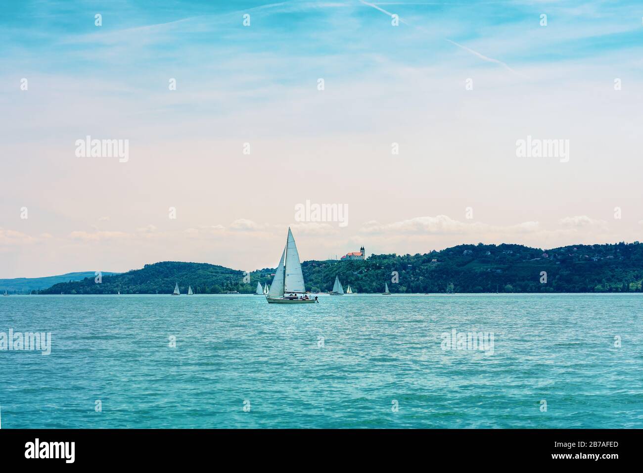 Segelboot auf dem Balaton Blick auf die Tihany Abteia von Balatonfured vor Sonnenuntergang Stockfoto