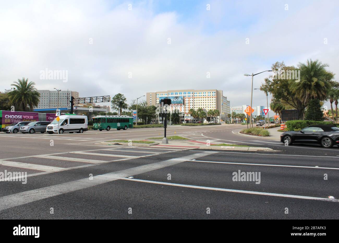 20. Februar 2020 - Orlando, Florida: Die Kreuzung von International und Kirkman im Stadtzentrum von Orlando Stockfoto