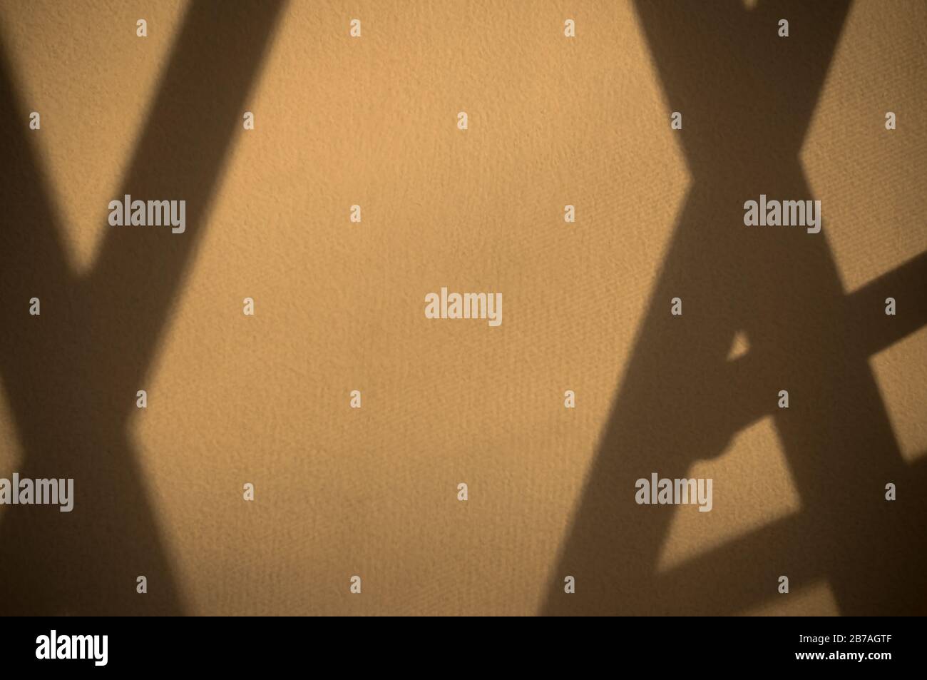Schatten des Gitters an der Wand. Einzigartiges Retro-Hintergrunddesign für Ihre Beschriftung.Soft Focus. Stockfoto