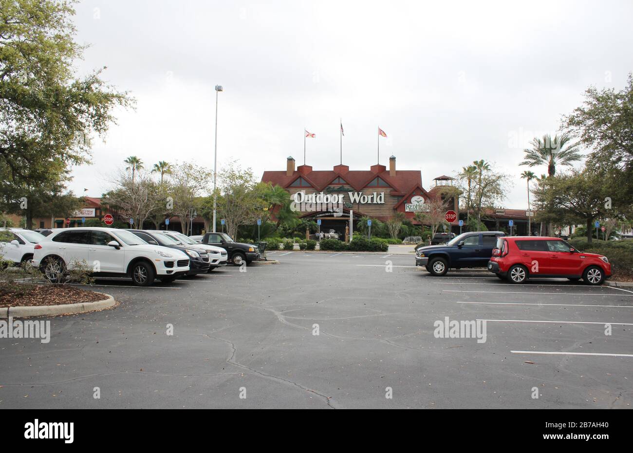 Februar 2020 - Orlando, Florida: Ein gigantischer Outdoor-World-Shop am International Drive als Teil der Bass Pro-Kette Stockfoto