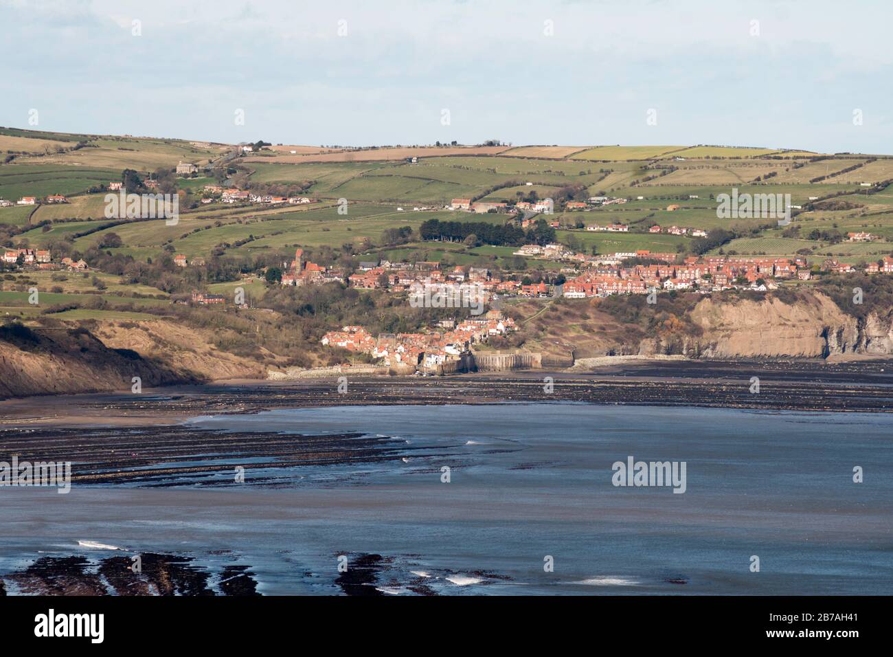 Blick auf Robin Hood's Bay von Ravenscar, North Yorkshire, England, Großbritannien Stockfoto