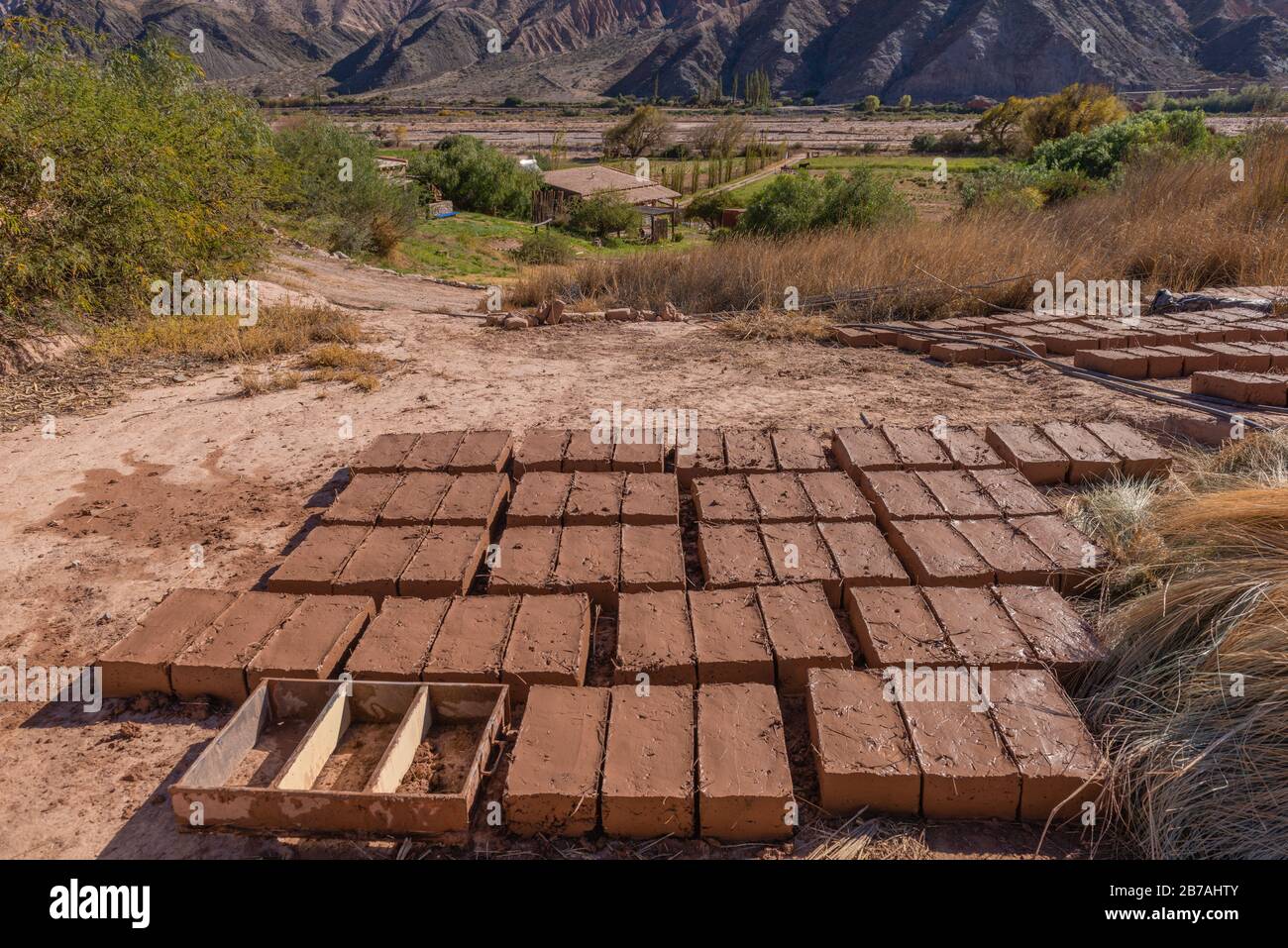 Adobe Bricks Ready for Drying, Otro Mundo, Quebrada de Humahuaca, Quebrada de la Conchas, Chonchas Valley, Argentinien, Lateinamerika Stockfoto