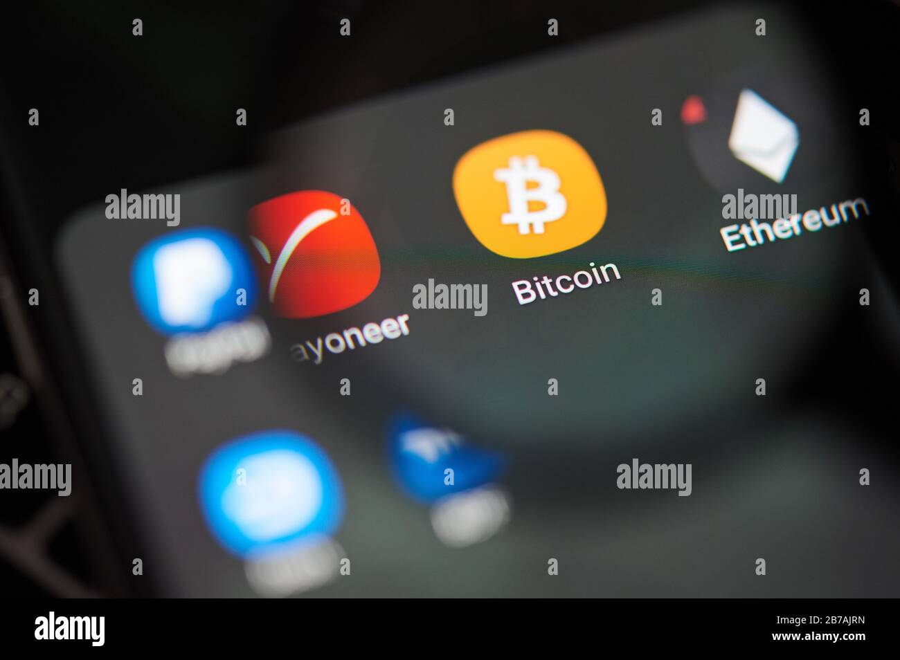 New-York, USA - 13. März 2020: Bitcoin Brieftasche App auf Smartphone-Bildschirm mit Projektionslupe Stockfoto