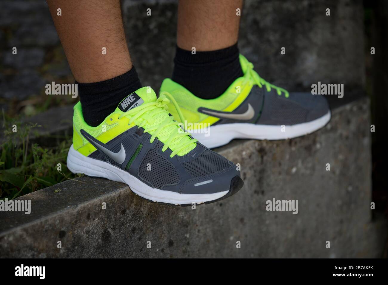 Portugal, Juni 2019:Nike Sneaker Running. Nike, multinationales Unternehmen. Isoliert im Dunkeln. Produktfotos. Stockfoto