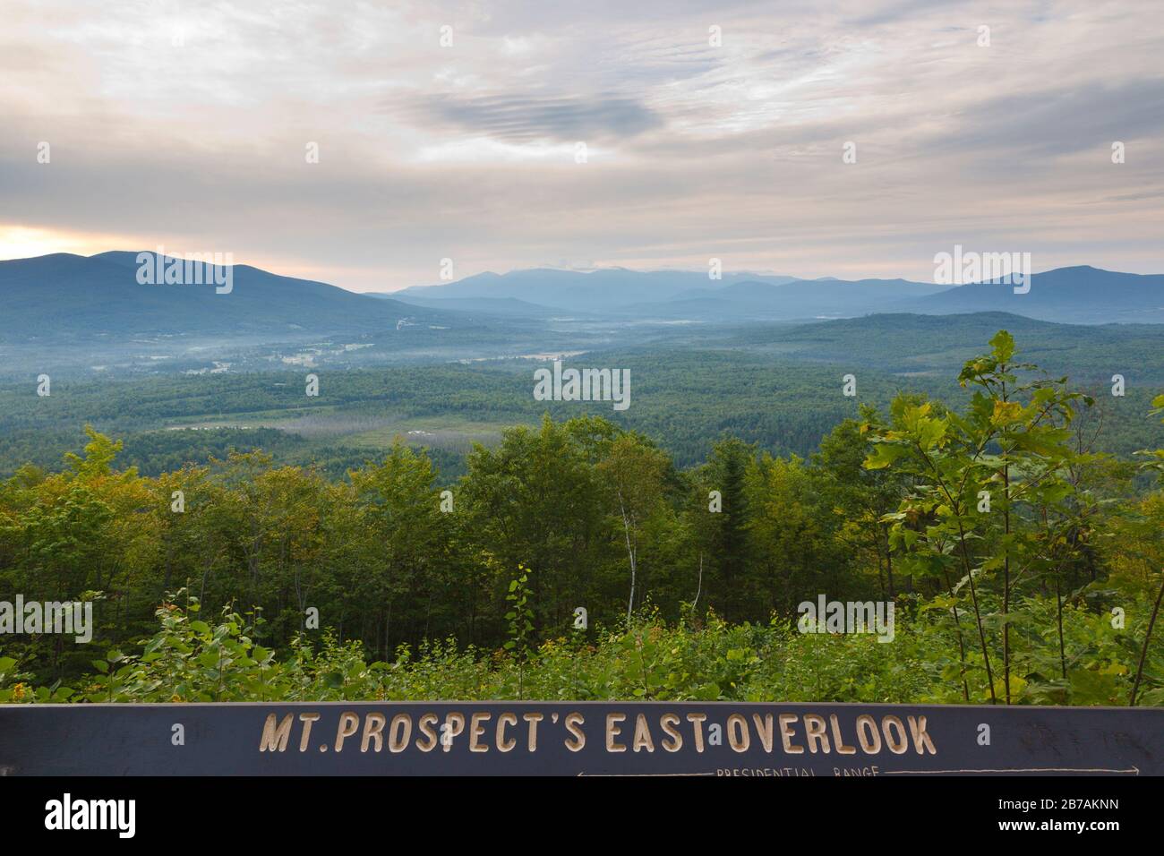 Weeks State Park - (John Wingate Weeks Estate) - Mt Prospect's East Overlook from near the Summit of Mt. Aussicht in Lancaster, New Hampshire auf einen Clou Stockfoto