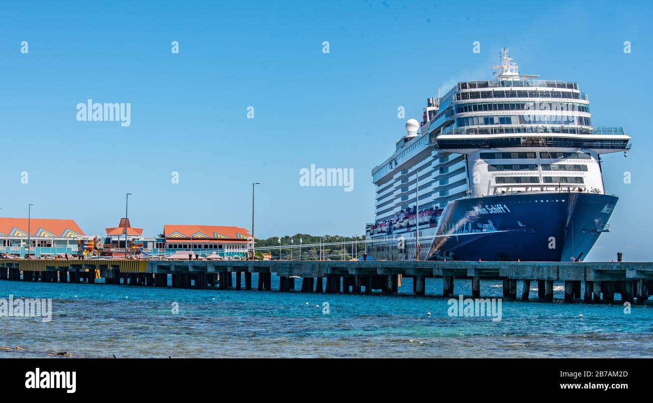 TUI Mein Schiff 1 in Roatan, Honduras 14. März 2020 ist eines der letzten Schiffe, die in den nächsten 30-60 Tagen am Hafen ankern.aufgrund von Coronavirus Stockfoto