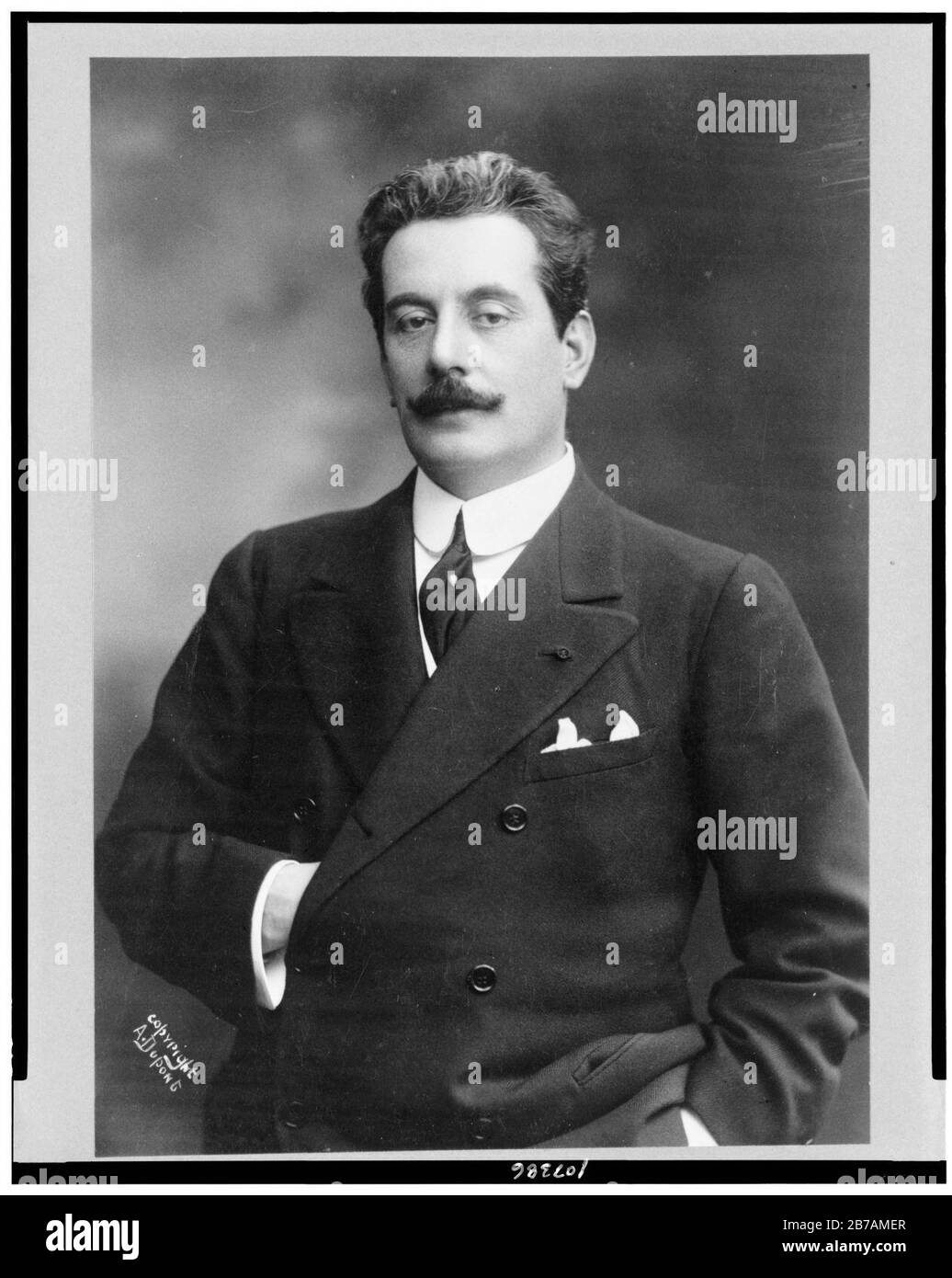 Giacomo Puccini, halblängeltes Porträt, stehend, leicht nach links gerichtet, rechte Hand im Mantel Stockfoto