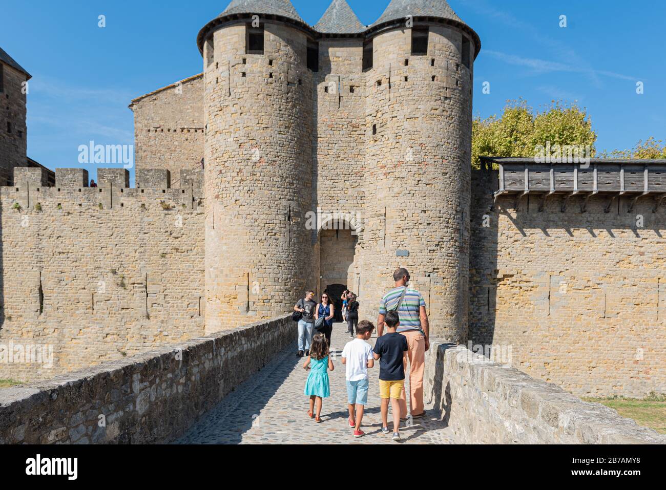 Eingang Schloss Comtal. Carcassonne, Aude, Occitanie, Frankreich, Europa. Touristen wehen im Schloss. Mittelalterlichen Stadt UNESCO-Weltkulturerbe Stockfoto