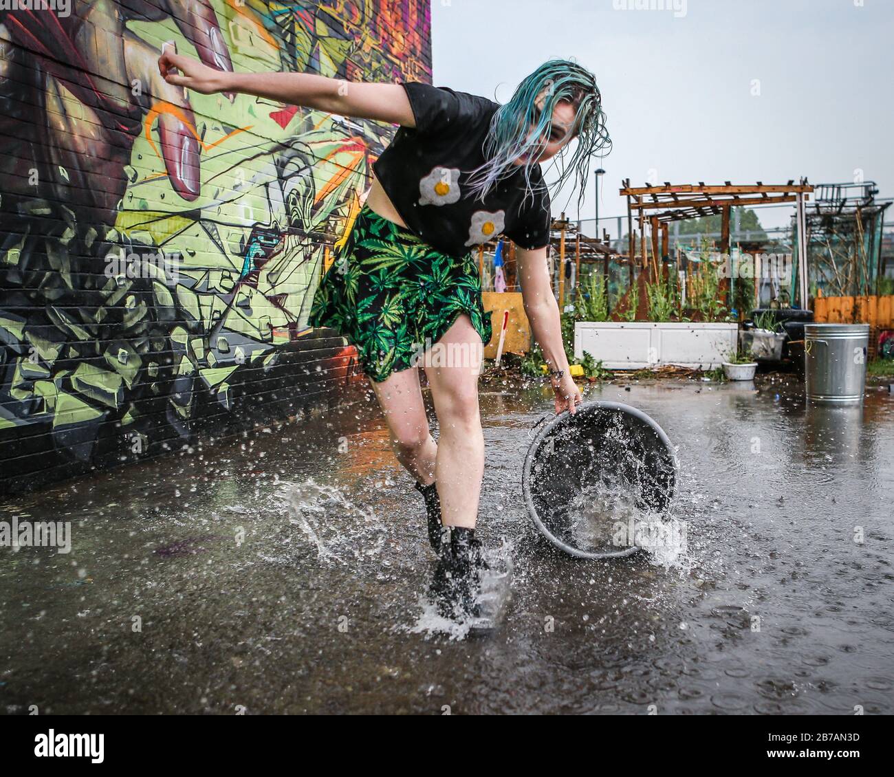 Nutzen Sie die Vorteile des Londoner Regenschaues. Stockfoto Nutzen Sie die Vorteile des Londoner Regenschaues. Stockfoto