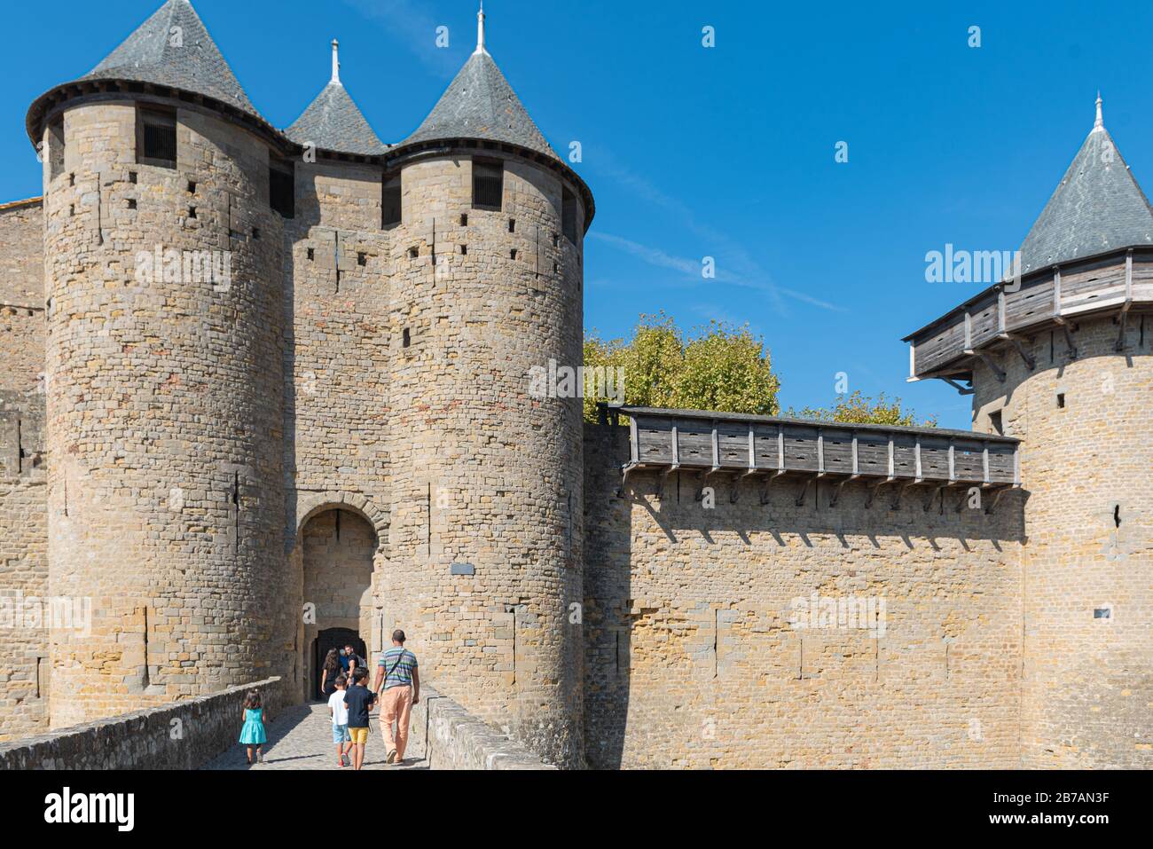 Eingang Schloss Comtal. Carcassonne, Aude, Occitanie, Frankreich, Europa. Touristen wehen im Schloss. Mittelalterlichen Stadt UNESCO-Weltkulturerbe Stockfoto