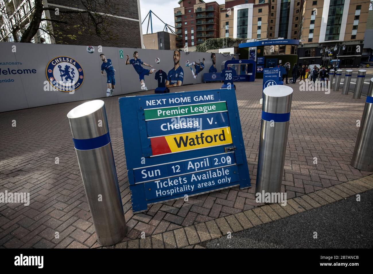 Schild mit dem nächsten Heimspiel zwischen Chelsea V Watford an der Stamford Bridge nach der Einstellung auf Premiere League Matches wegen Coronavirus Stockfoto