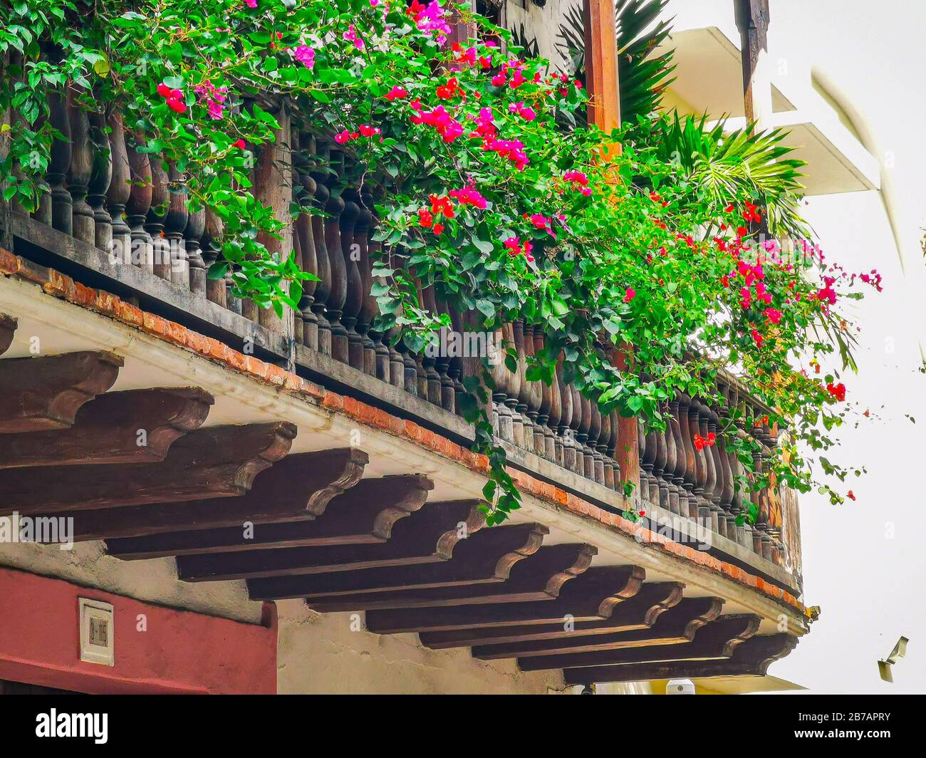 Cartagena, KOLUMBIEN - 09. NOVEMBER 2019: Bunte Gebäude in einer Straße der Altstadt von Cartagena Cartagena de Indias in Kolumbien Stockfoto