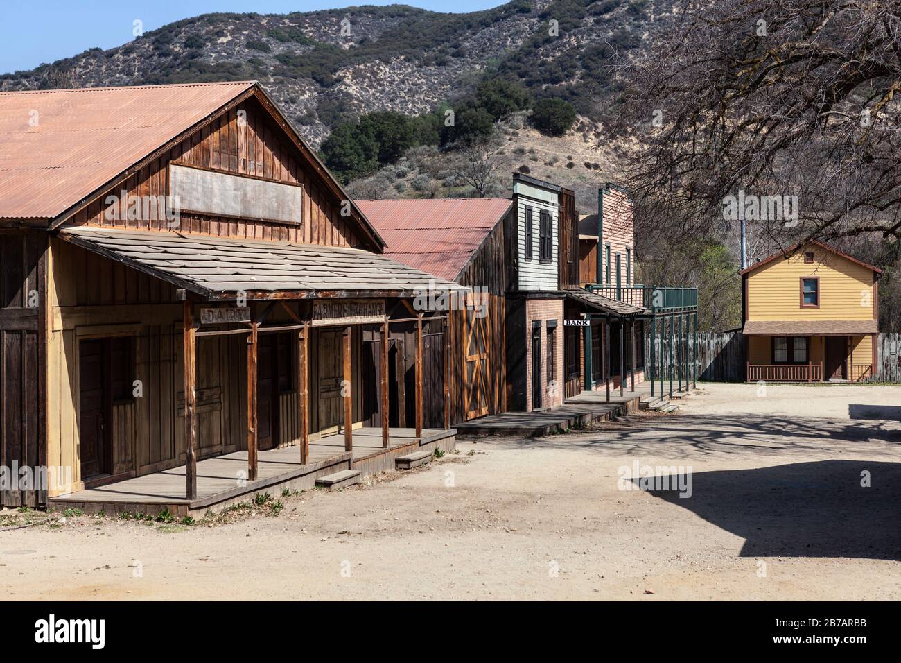 Rustikale historische Film-Set-Straße im Besitz des US National Park Service auf der Paramount Ranch im Santa Monica Mountains National Recreation Area. Stockfoto