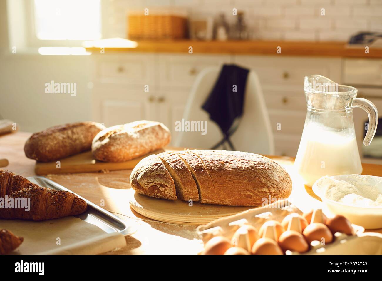 Backbrot. Frisches hausgemachtes Brot auf einem Tisch in der Küche. Stockfoto