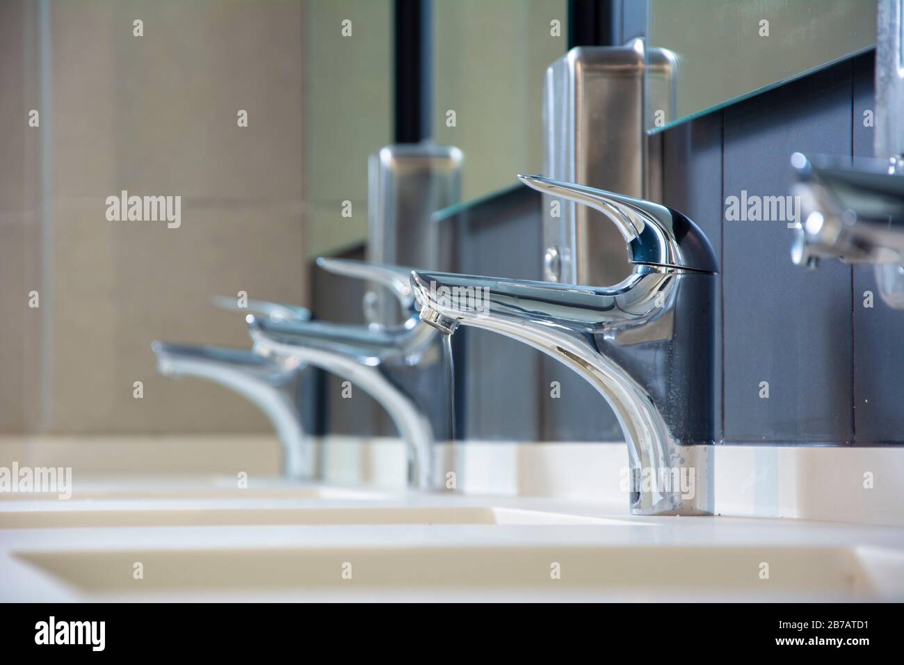 Hahn in der öffentlichen toilette, wo niemand ist Stockfoto