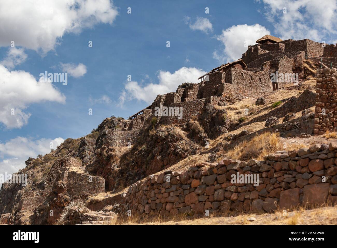 Trockenzeit in Pisaq ruines Peru Cusco Inka Trail Terrassen ruinierten Steinmauern Stockfoto