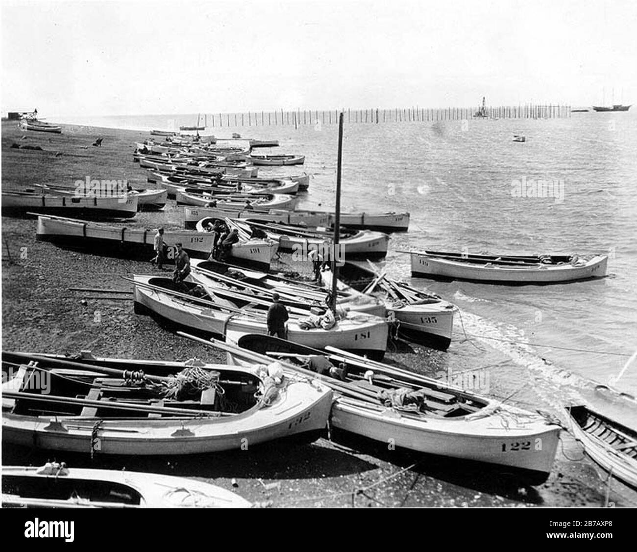 Gillnet-Boote und Fischer am Strand von Nushagak, Alaska, 1917 (COBB 28). Stockfoto