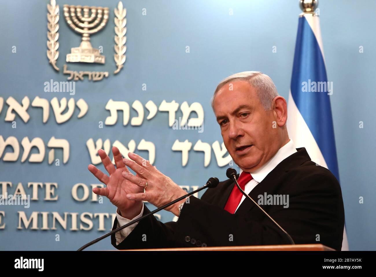 Jerusalem, Israel. März 2020. Der israelische Premierminister Benjamin Netanyahu hält am Samstag, den 14. März 2020, in seinem Büro in Jerusalem eine Rede über die neuen Maßnahmen, die zur Bekämpfung des Corona-Virus in Israel ergriffen werden. Netanyahu sagte, Israel würde Restaurants, Einkaufszentren und Turnhallen schließen, um die Ausbreitung von Coronavirus zu stoppen. Netanyahu sagte auch, er würde die Zustimmung der Regierung bei der bevorstehenden Kabinettssitzung, die per Videokonferenz abgehalten werden soll, beantragen, damit "Technologien, die im Krieg gegen den Terror verwendet werden", verwendet werden können, um die Bewegungen der Israelis mit Coronavirus zu verfolgen. Cre Stockfoto
