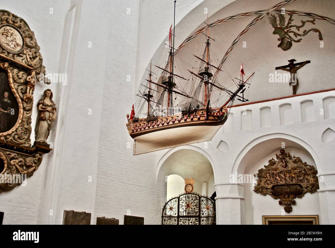 Kathedrale Von Aarhus (Dänisch: Aarhus Domkirke). Ein Schiff dient als Erinnerung an die auf See verlorenen Menschen und als Symbol für das Segel des Menschen von der Wiege bis zum Grab. Stockfoto