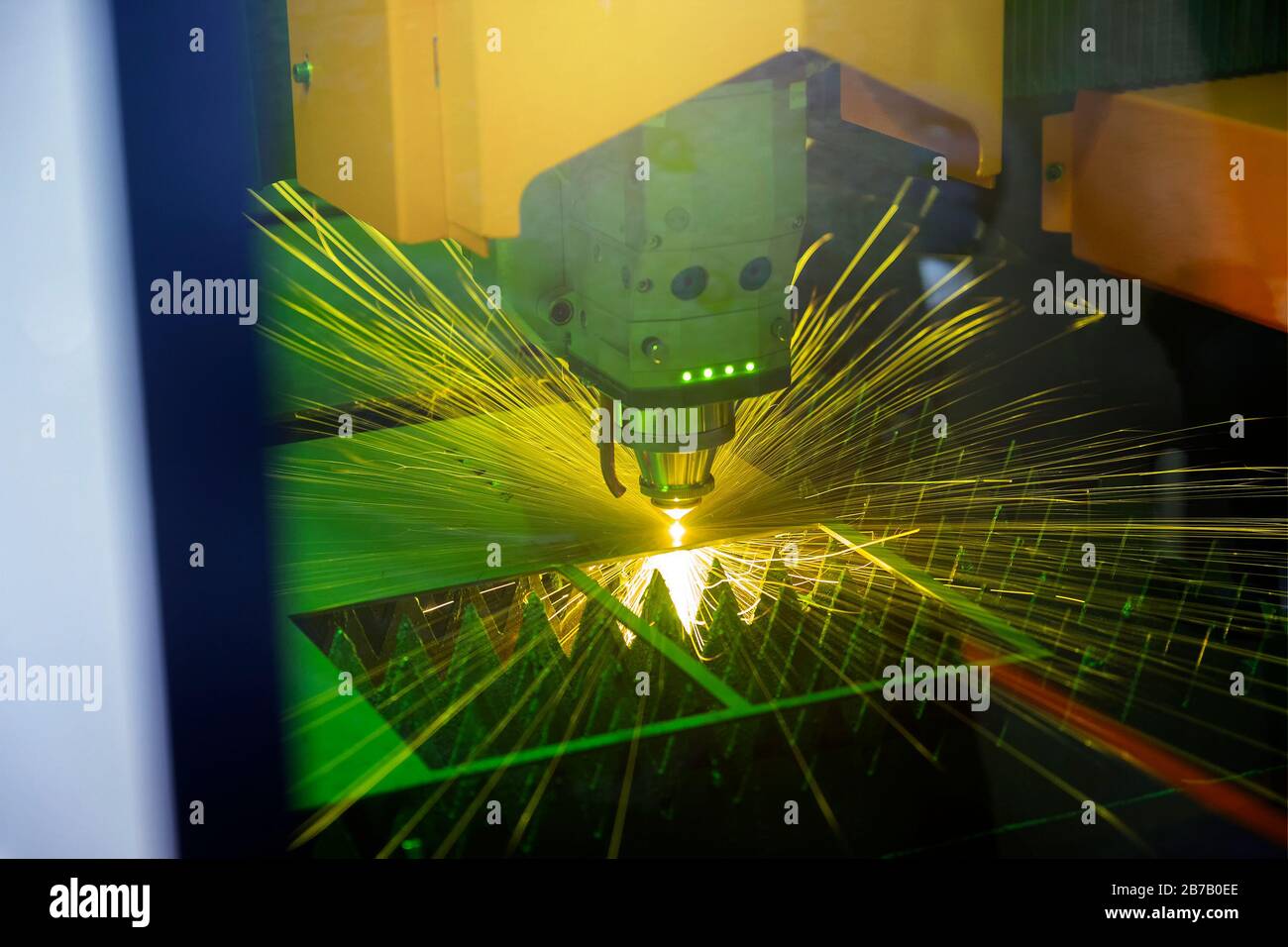 CNC-Laserschneiden von Metall. Moderne Industrietechnik Stockfoto