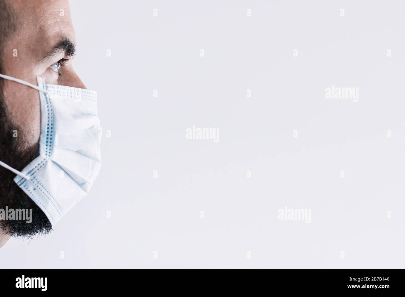 Erwachsene tragen eine Gesichtsmaske gegen Coronavirus über isoliertem weißem Hintergrund in einem Krankenhaus. Medizinisches Panorama-Banner mit Platz für Text Stockfoto